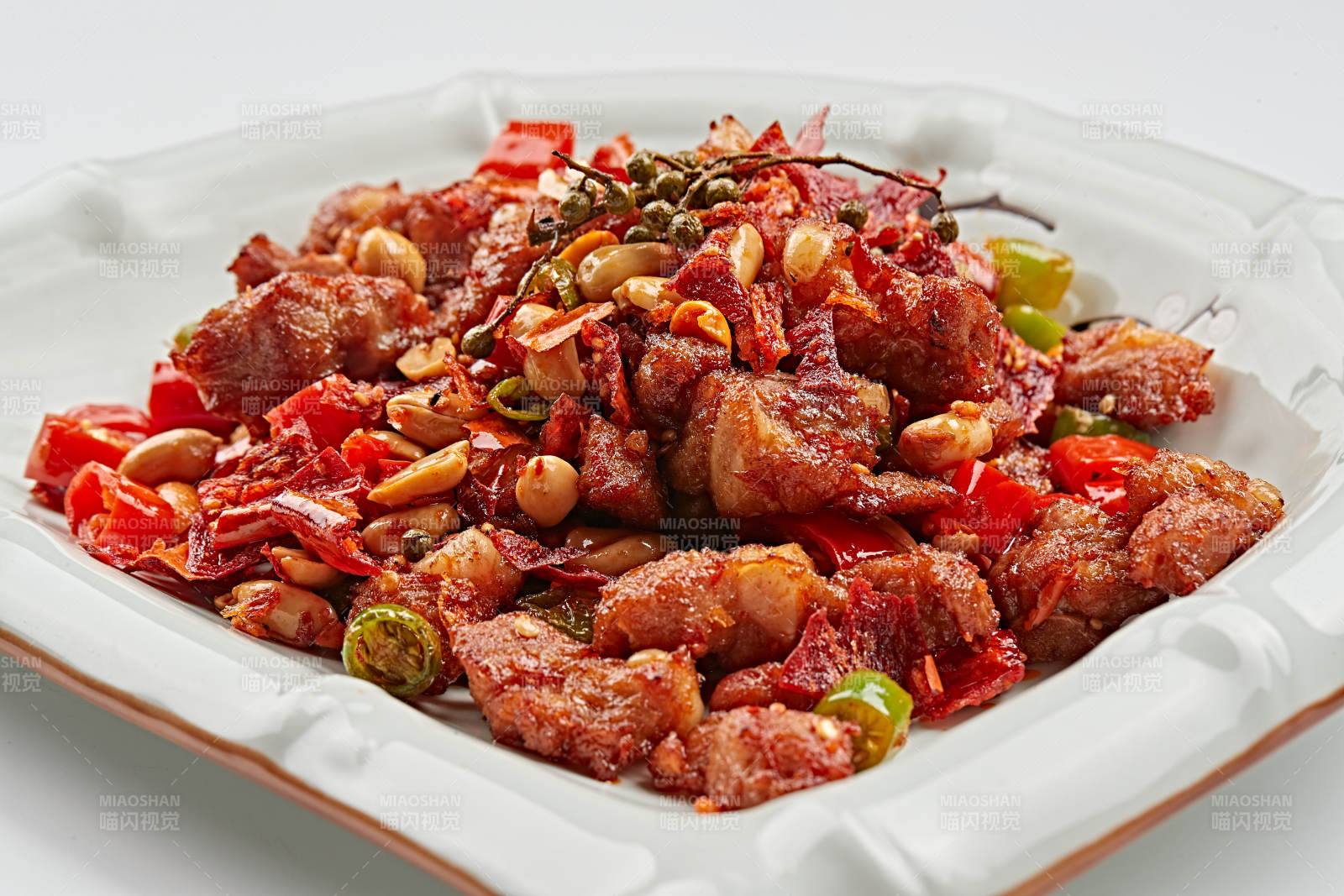 精美餐具装的麻辣果仁掌中宝