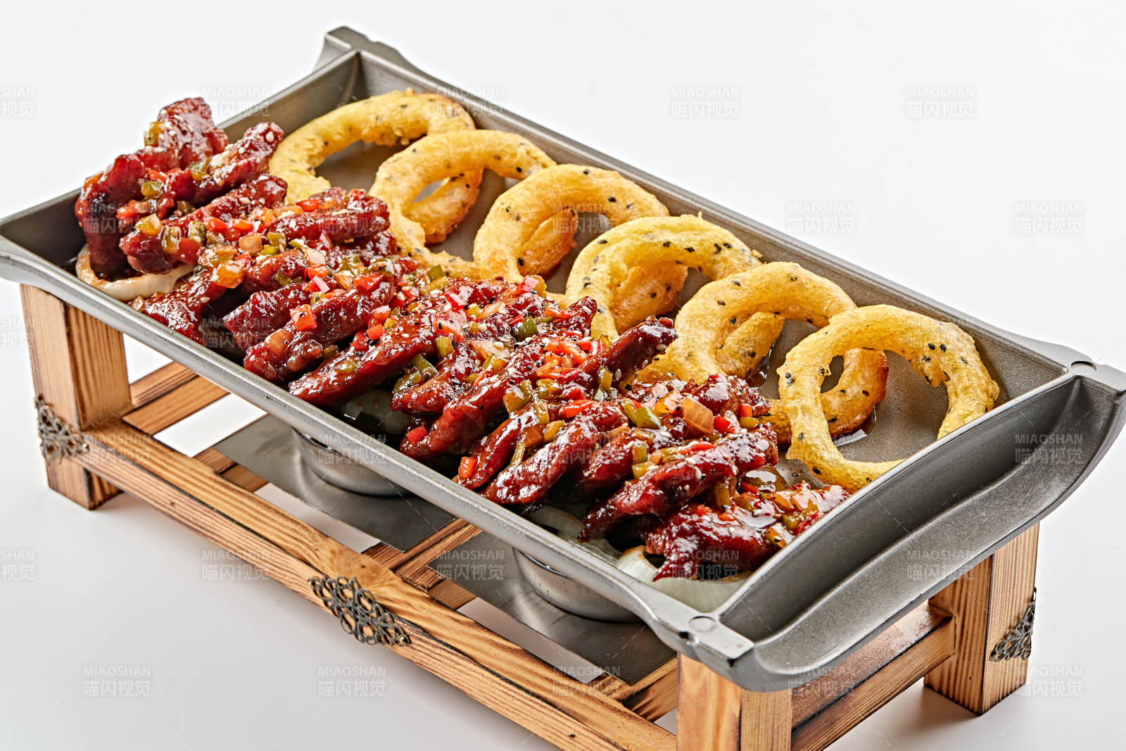 精美餐具装的锅仔干烧梅肉洋葱圈