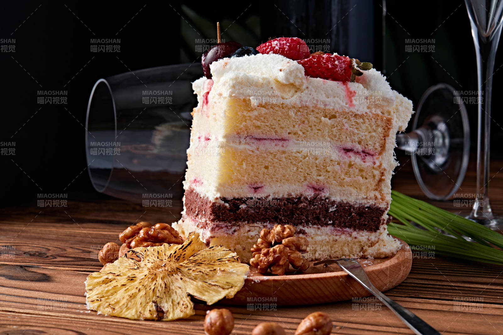 鲜水果椰蓉雪花生日蛋糕-摄影图