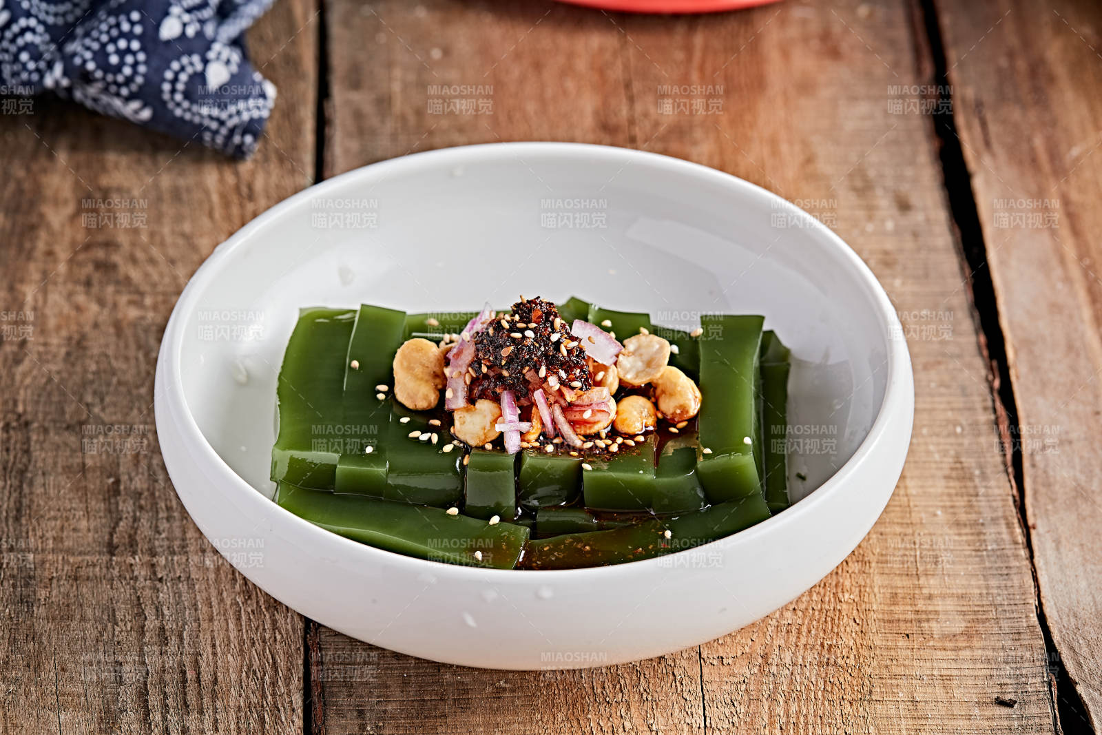 白色瓷盘装的树叶凉粉