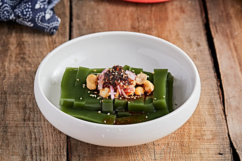 白色瓷盘装的树叶凉粉