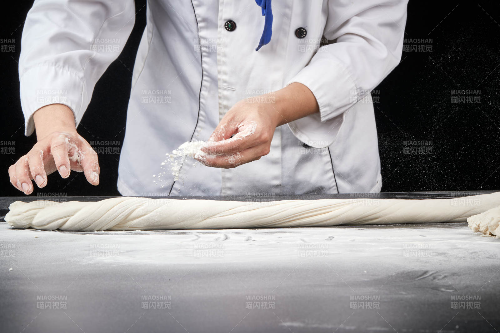 技艺精湛的拉面师在展示拉面制作-摄影图
