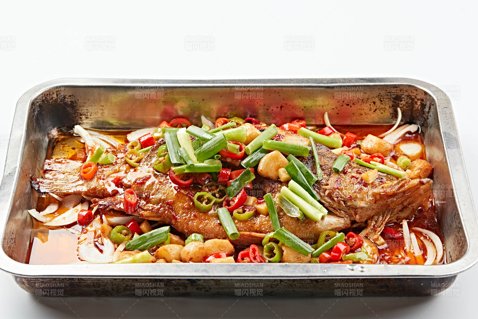 不銹鋼鐵盤裝的安徽名菜臭鱖魚