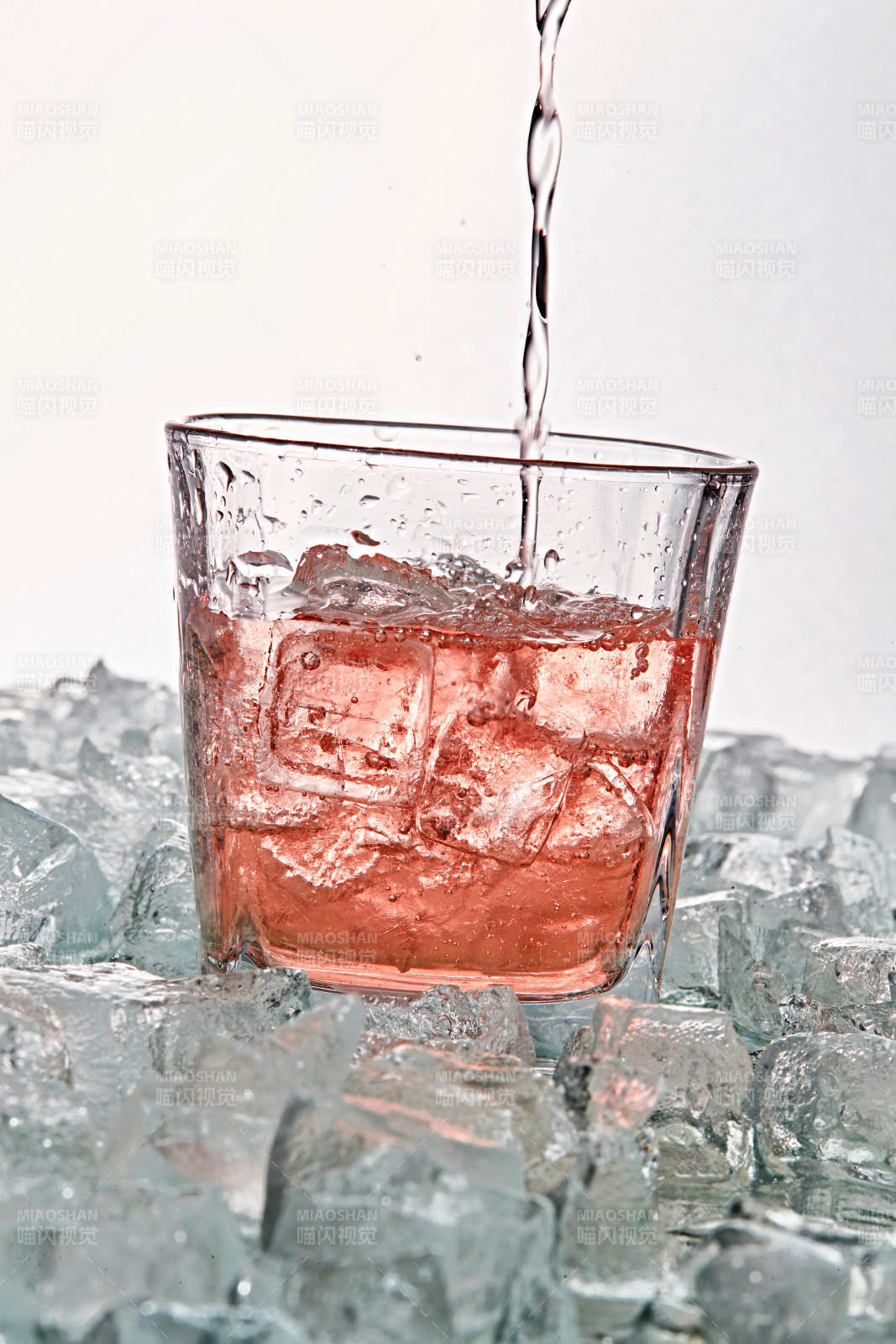 布满冰块的酒杯中的清凉桃子味预调酒