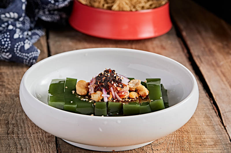 白色瓷盘装的树叶凉粉