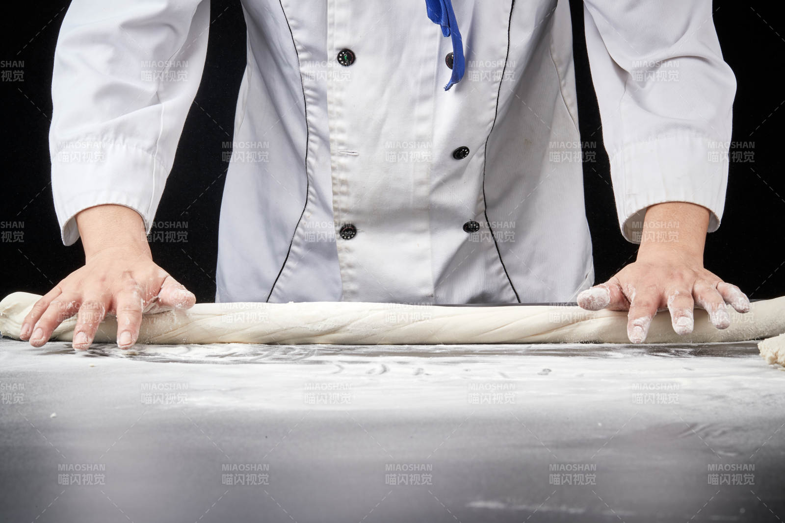 技艺精湛的拉面师在展示拉面制作-摄影图
