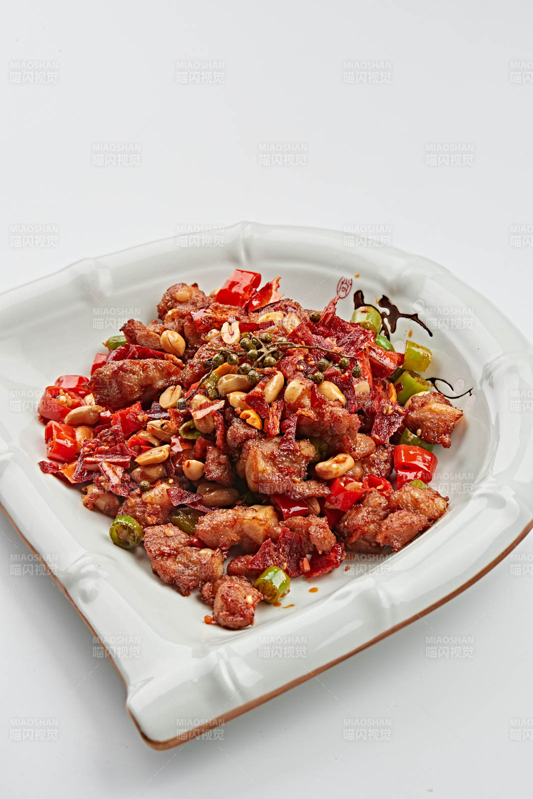 精美餐具装的麻辣果仁掌中宝