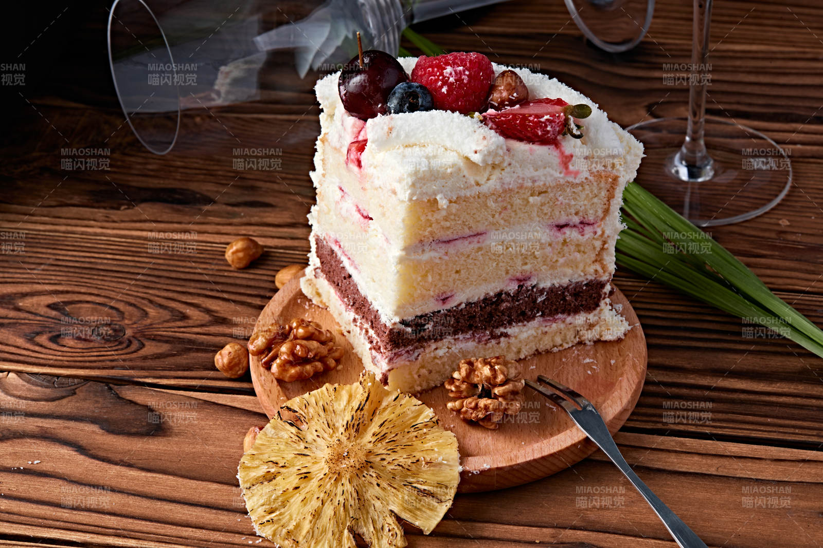 鲜水果椰蓉雪花生日蛋糕-摄影图