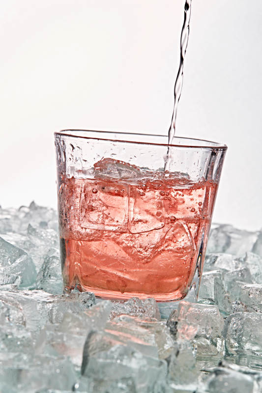 布满冰块的酒杯中的清凉桃子味预调酒