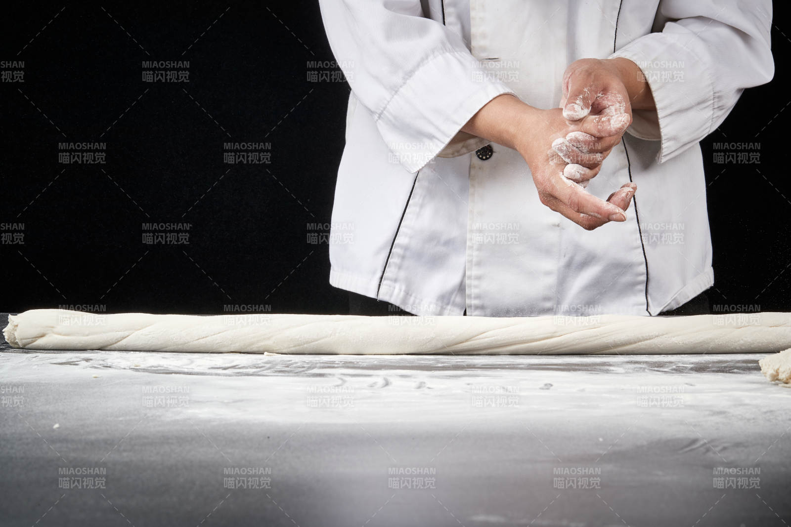 技艺精湛的拉面师在展示拉面制作-摄影图
