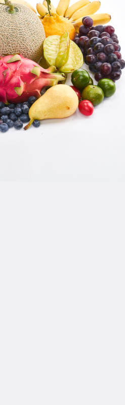 白色背景上摆放的生鲜混合水果