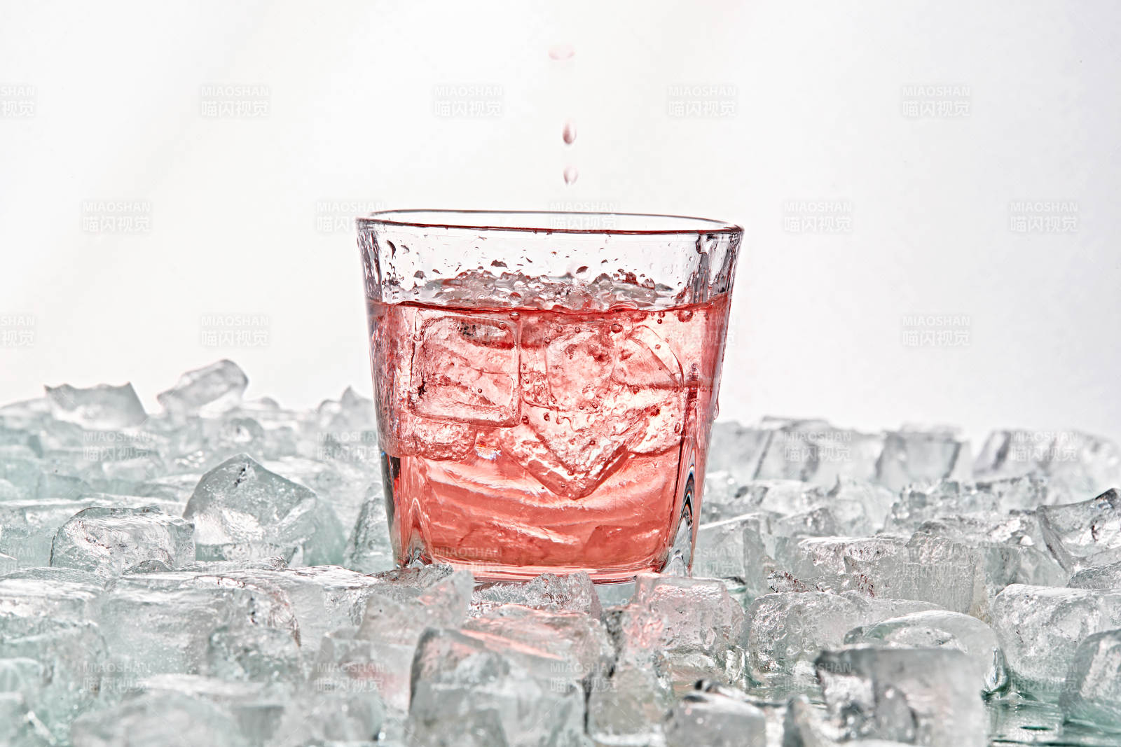 布满冰块的酒杯中的清凉桃子味预调酒