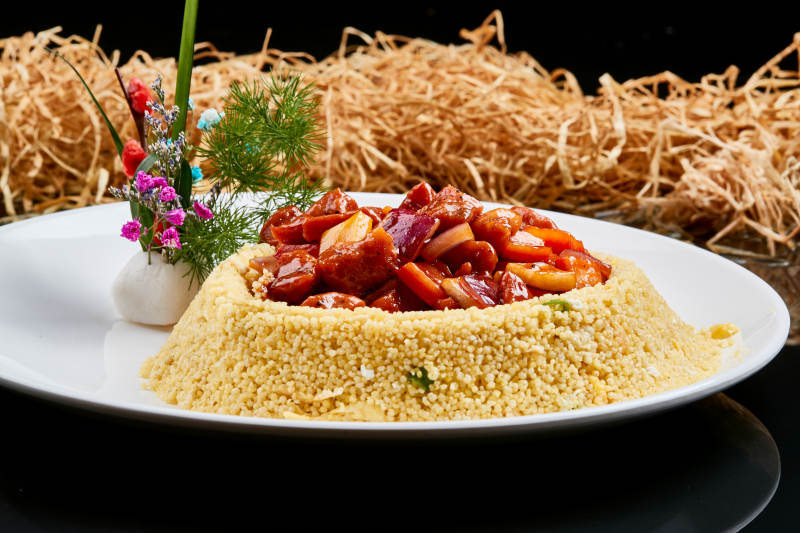 白色瓷盘装的金米菠萝黑椒牛仔粒