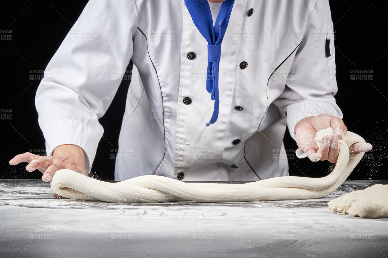 技艺精湛的拉面师在展示拉面制作