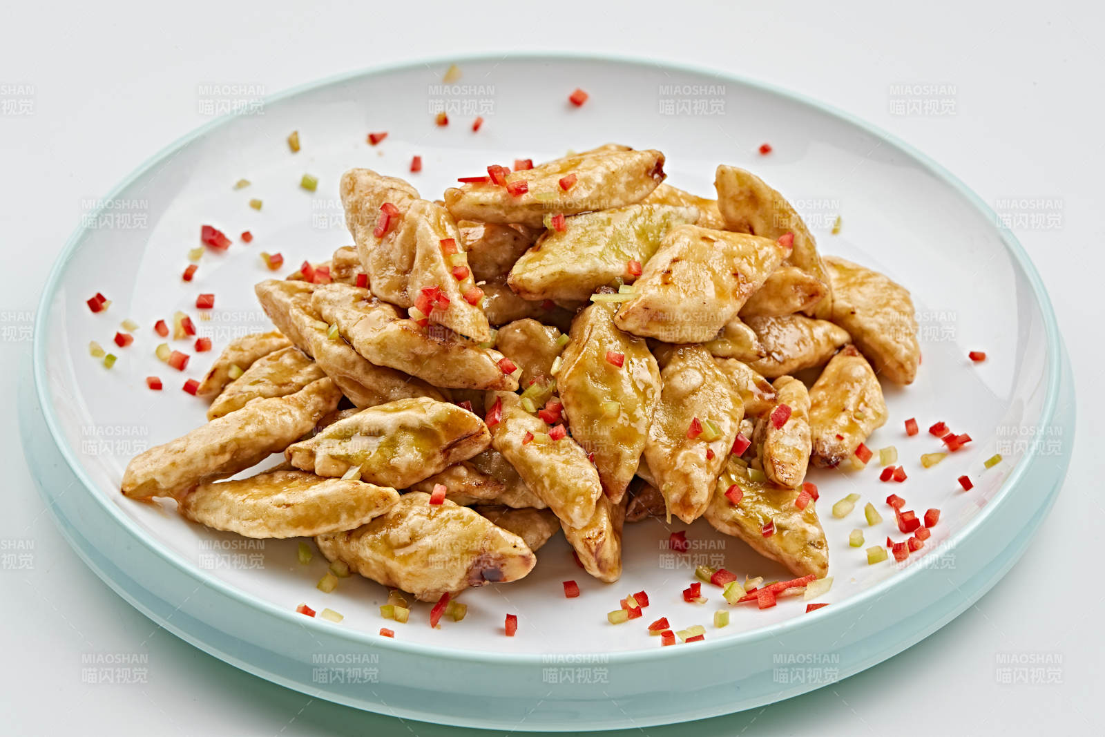 白色瓷盤裝的油炸茄塊