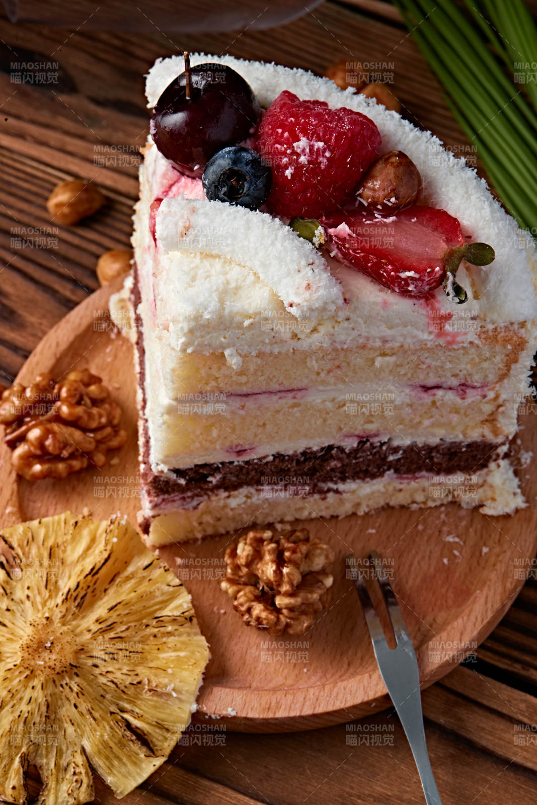 鲜水果椰蓉雪花生日蛋糕-摄影图