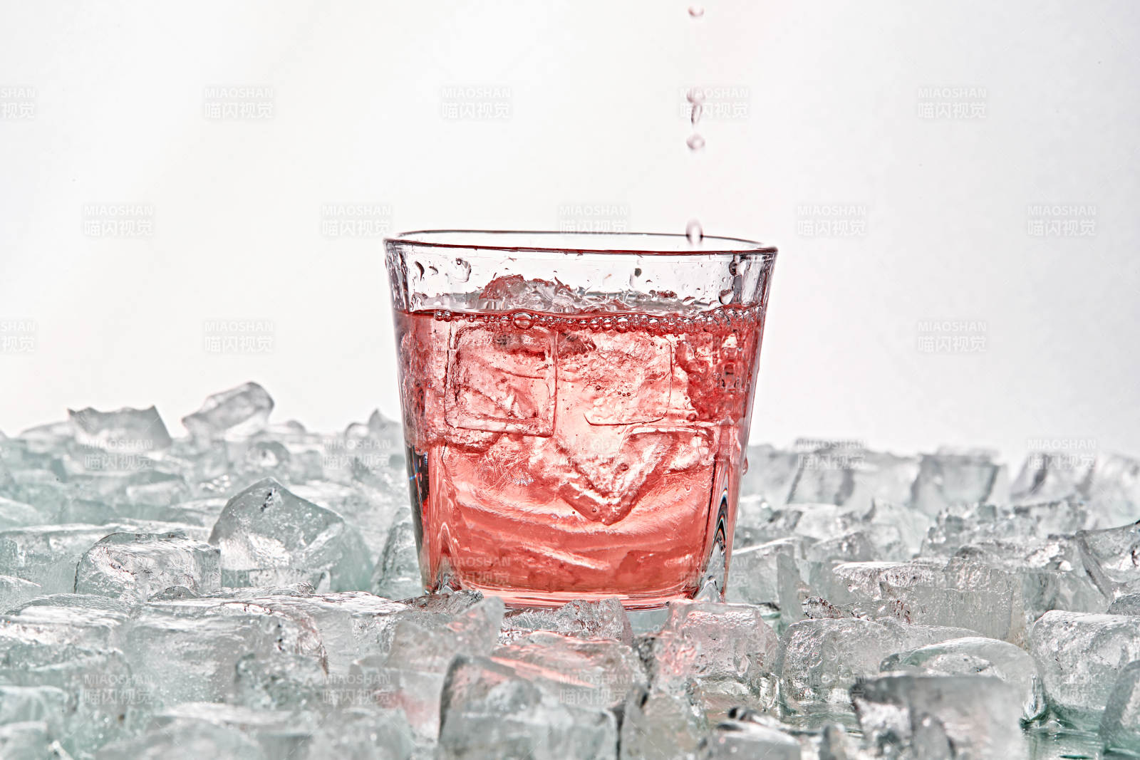 布满冰块的酒杯中的清凉桃子味预调酒