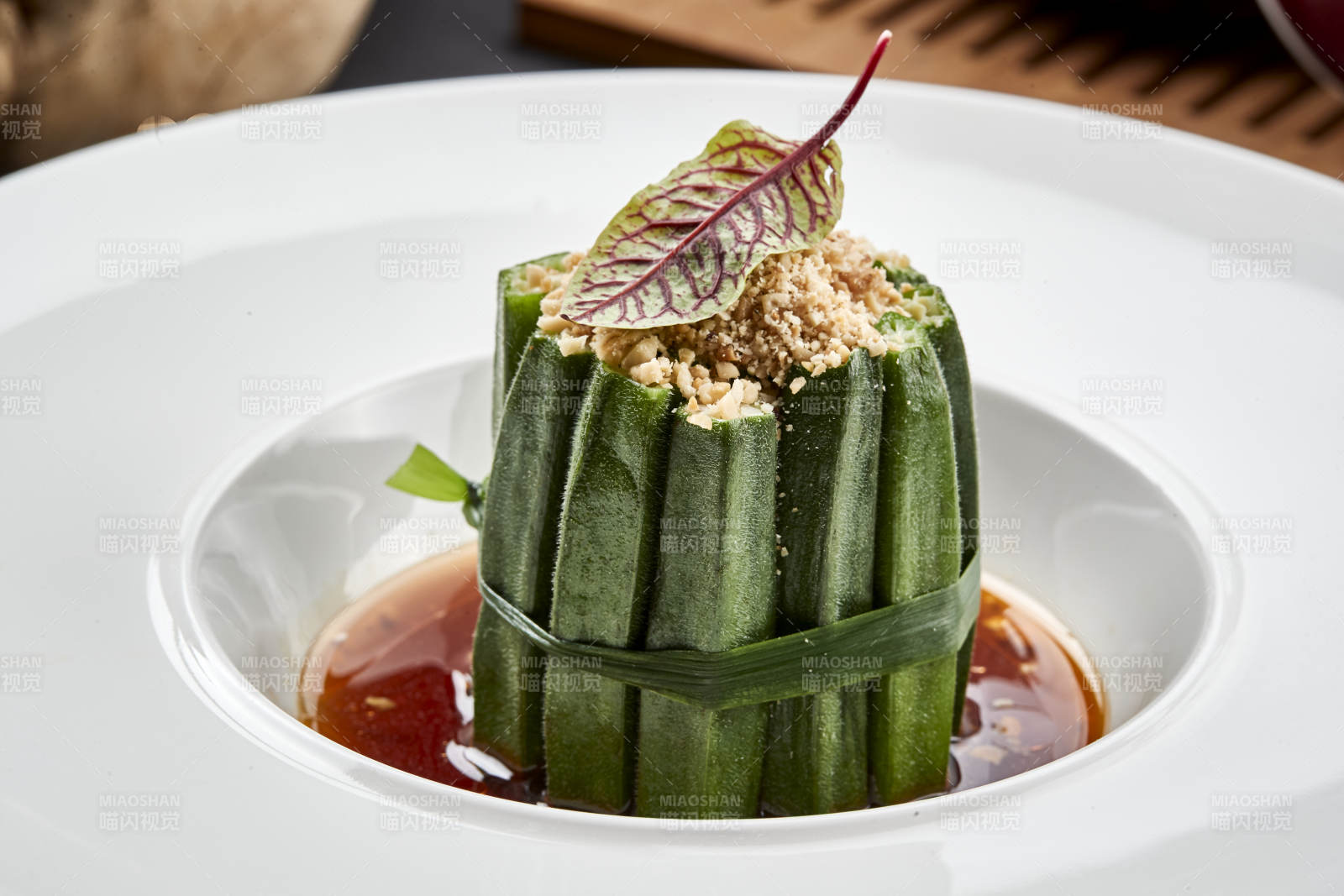 精美美味凉菜浇汁鲜秋葵