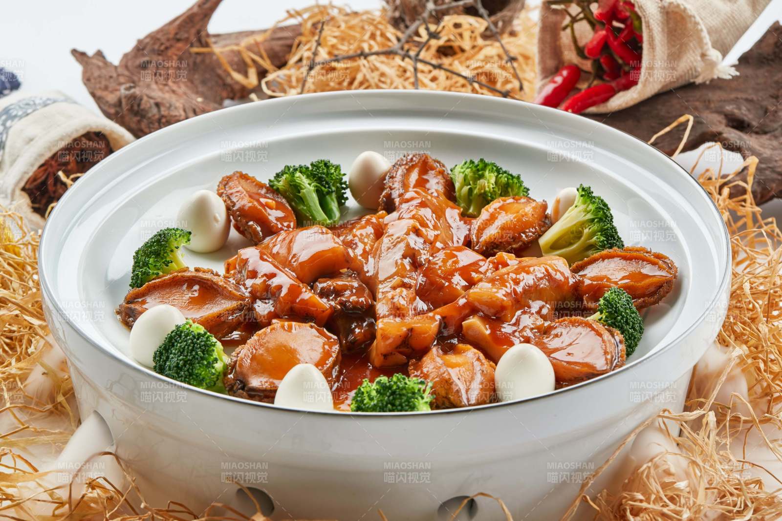 精美餐具裝的澆汁鮮鮑魚燒梅花參