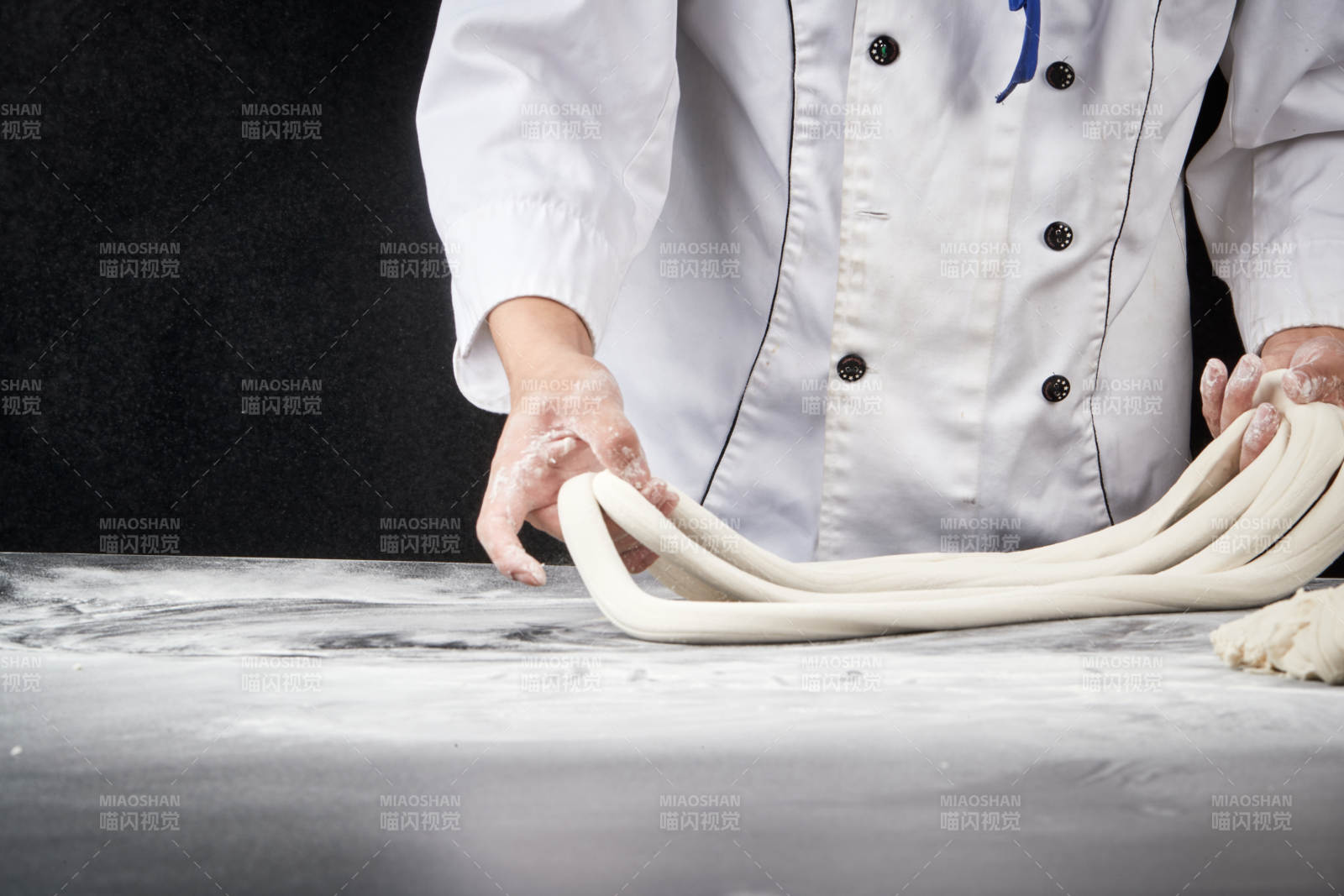 技藝精湛的拉面師在展示拉面制作