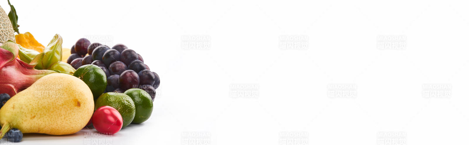 白色背景上擺放的生鮮混合水果