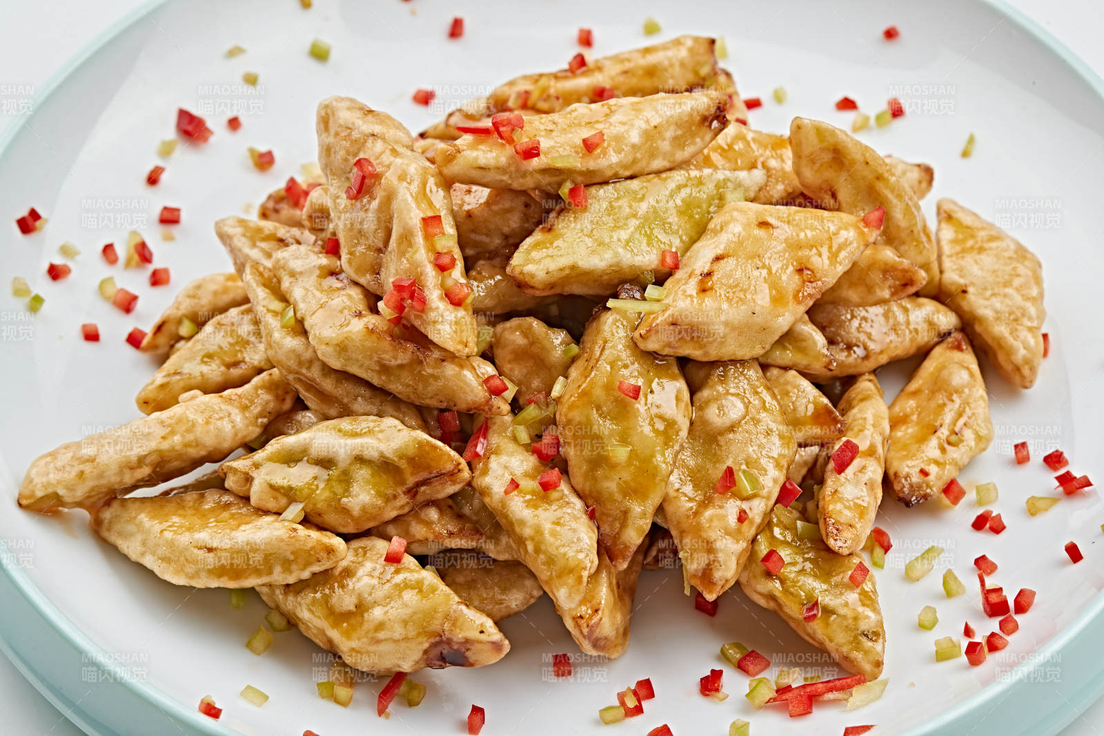 白色瓷盤裝的油炸茄塊