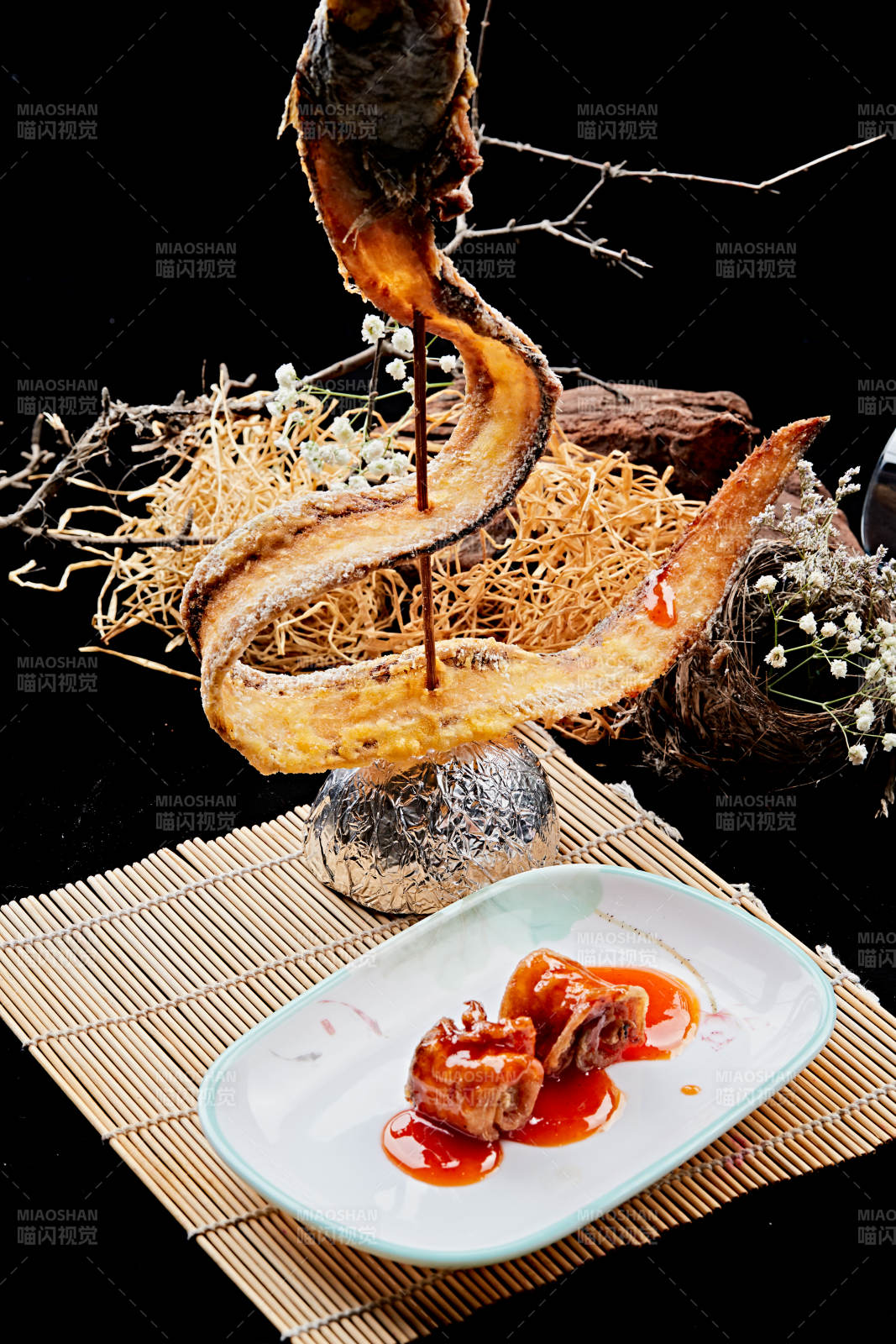 浇汁带鱼肉泥卷配油炸带鱼骨