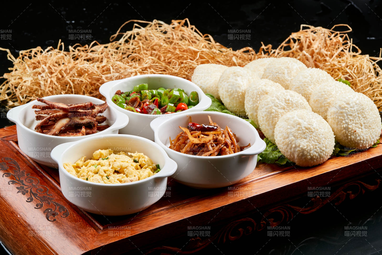 木质餐具上摆放的锅盔四碗香