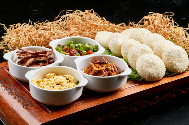 木质餐具上摆放的锅盔四碗香