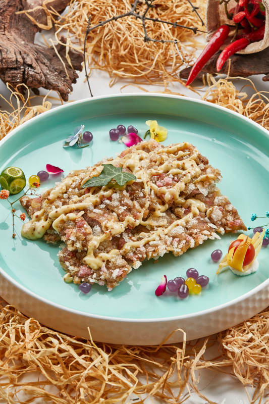 请釉瓷盘装的油炸和牛牛排配凯撒酱