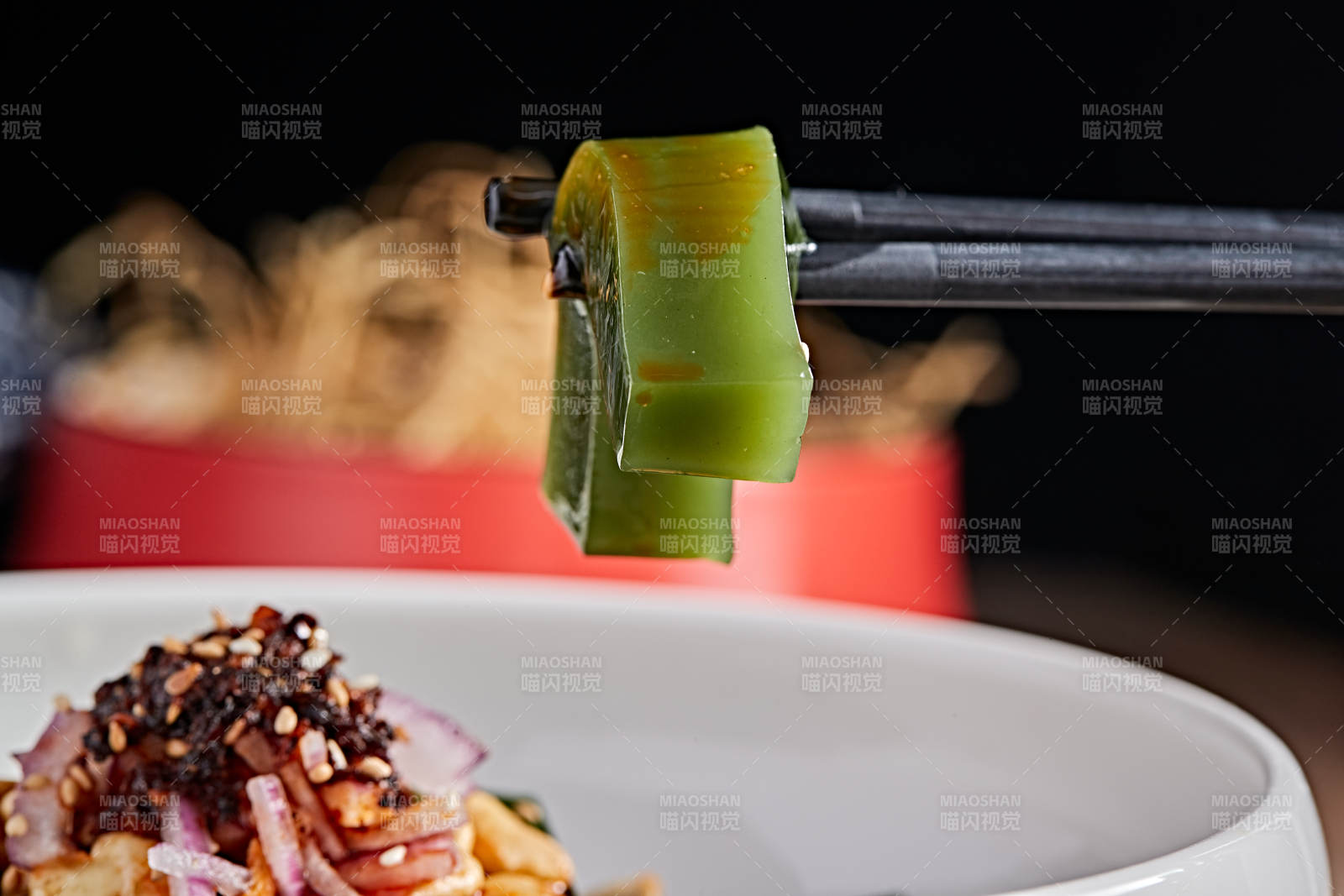 白色瓷盘装的树叶凉粉