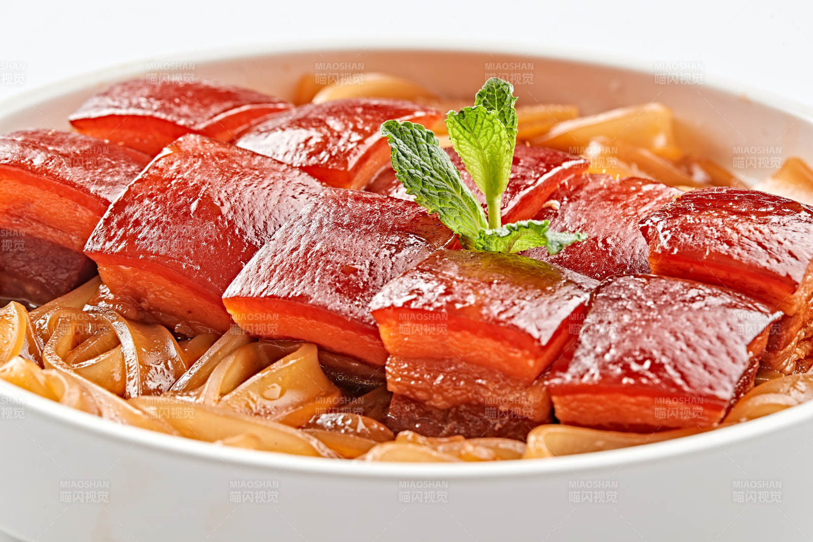 白色瓷盘装的宽粉巧炖红烧肉