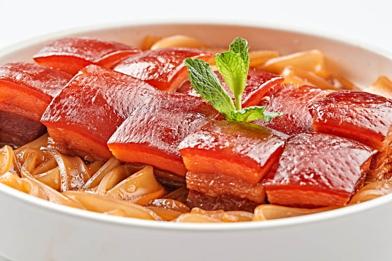 白色瓷盘装的宽粉巧炖红烧肉