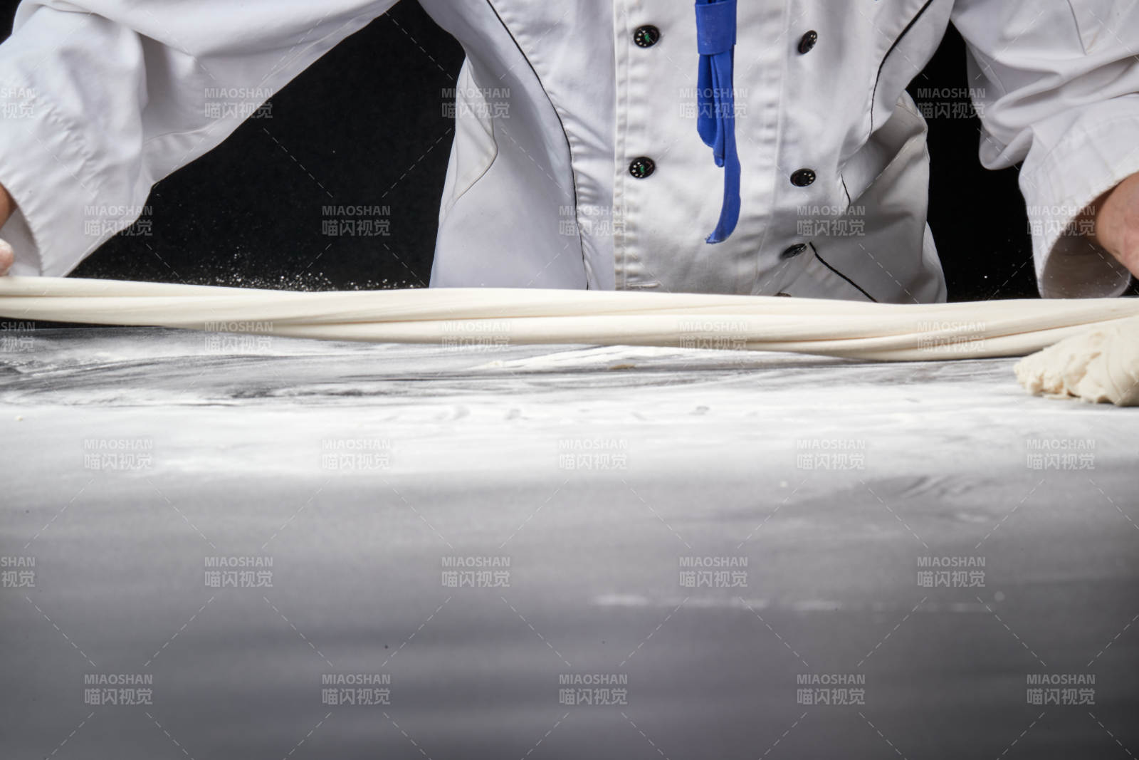 技藝精湛的拉面師在展示拉面制作
