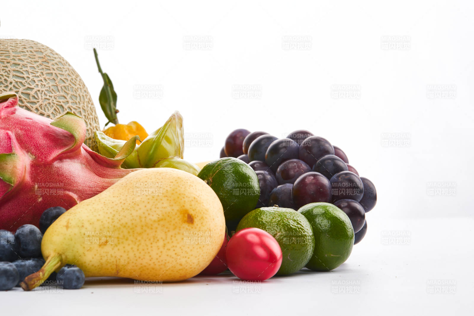白色背景上擺放的生鮮混合水果