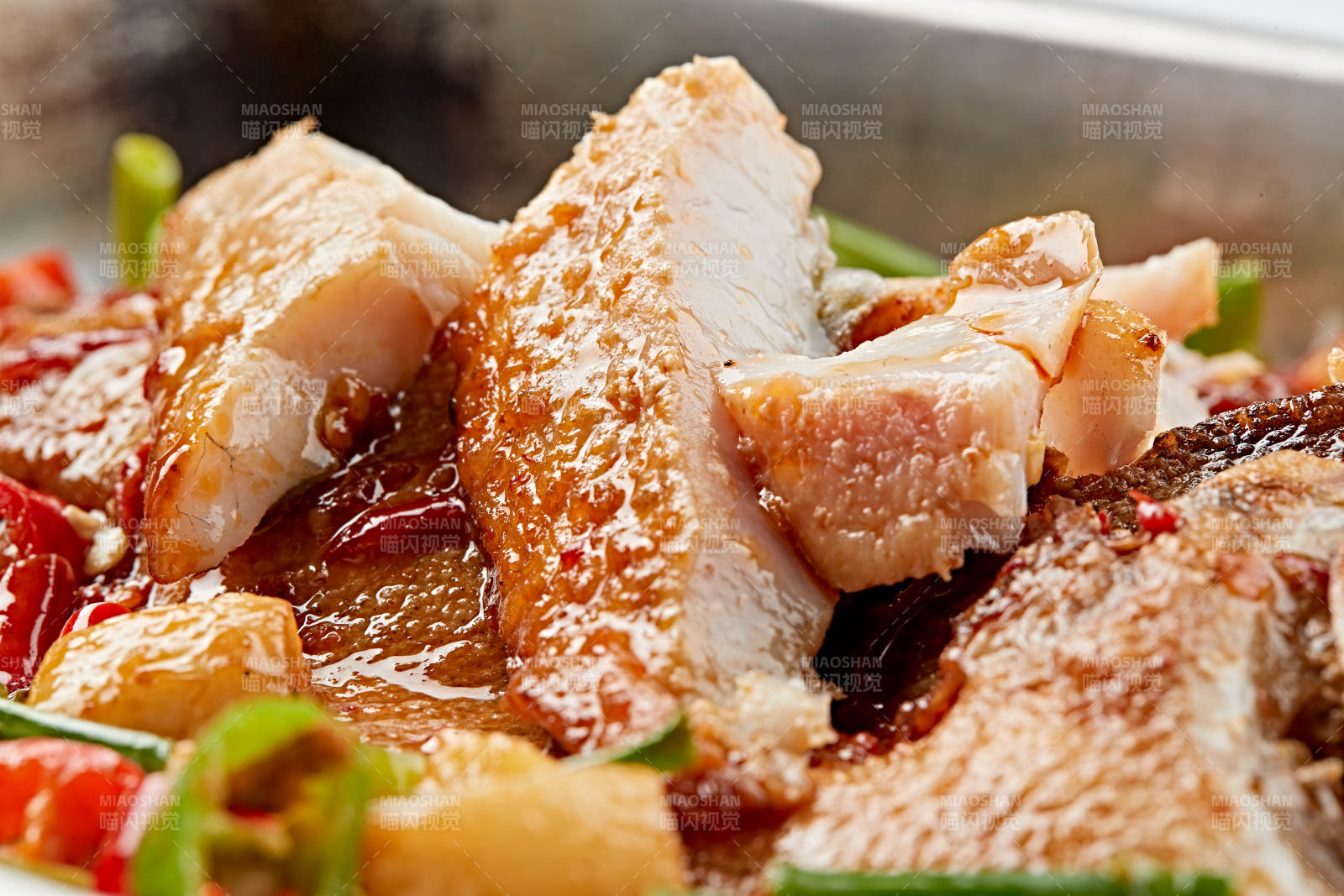 不銹鋼鐵盤裝的安徽名菜臭鱖魚