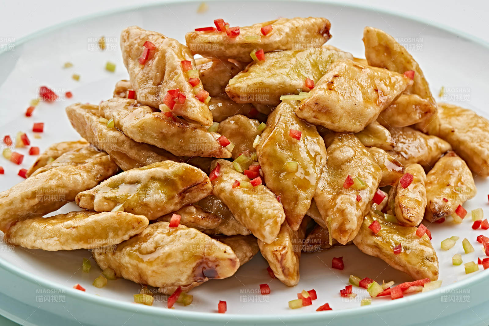 白色瓷盤裝的油炸茄塊