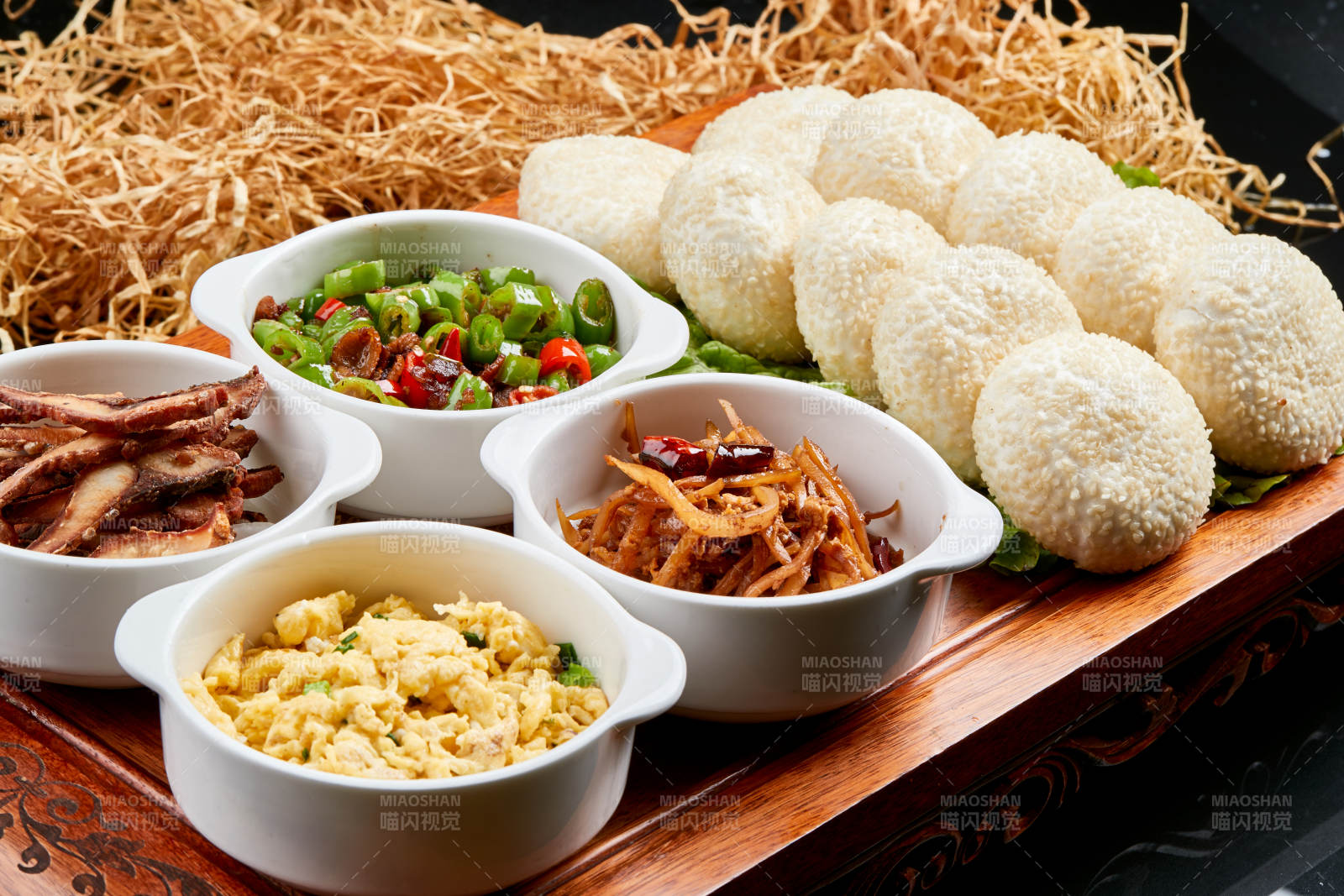 木质餐具上摆放的锅盔四碗香