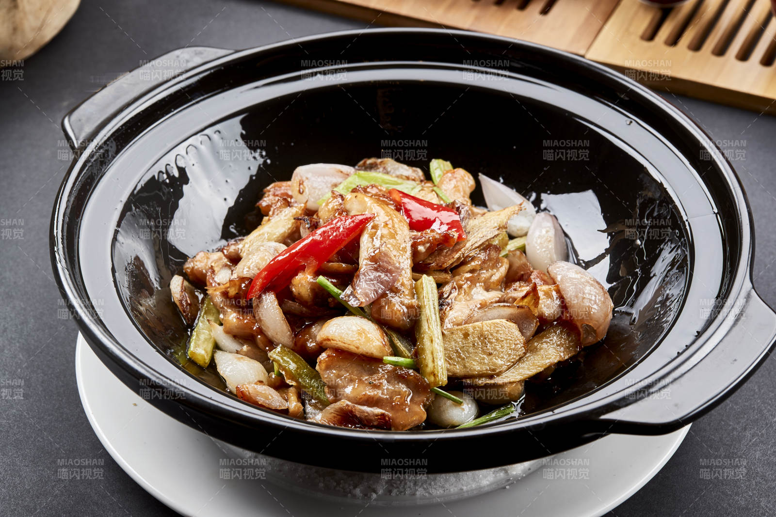 彩椒鲜姜西芹焖猪腹肉