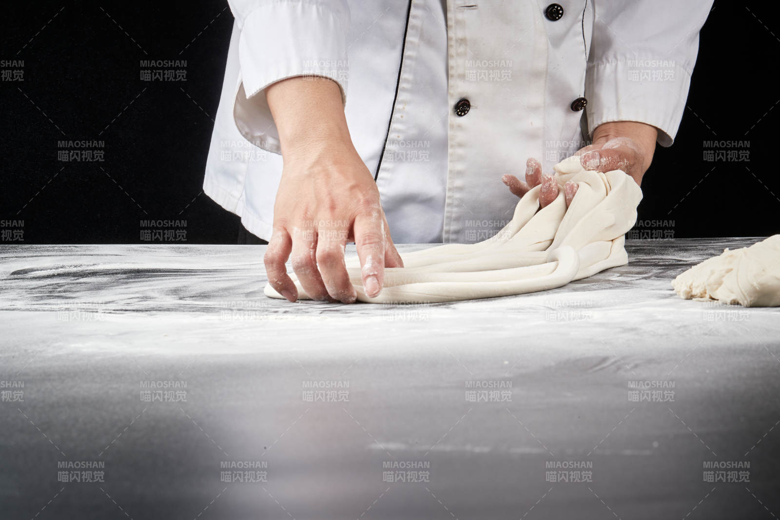 技艺精湛的拉面师在展示拉面制作