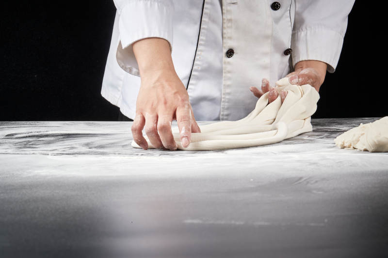 技艺精湛的拉面师在展示拉面制作