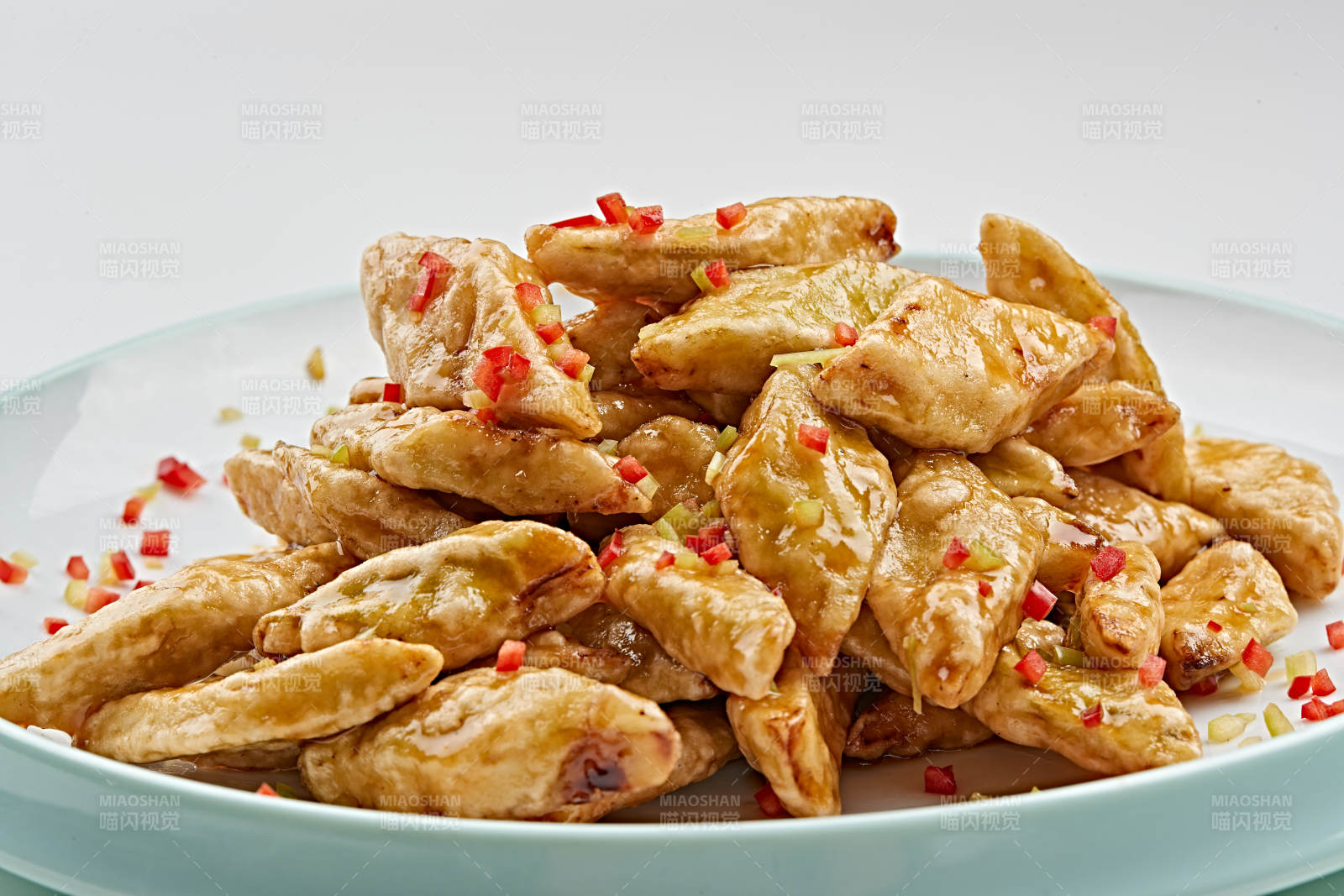 白色瓷盤裝的油炸茄塊
