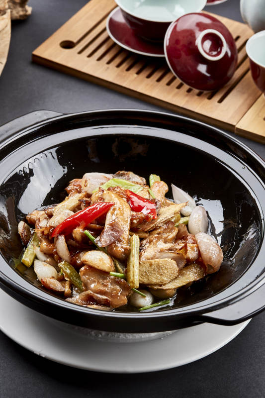 彩椒鲜姜西芹焖猪腹肉