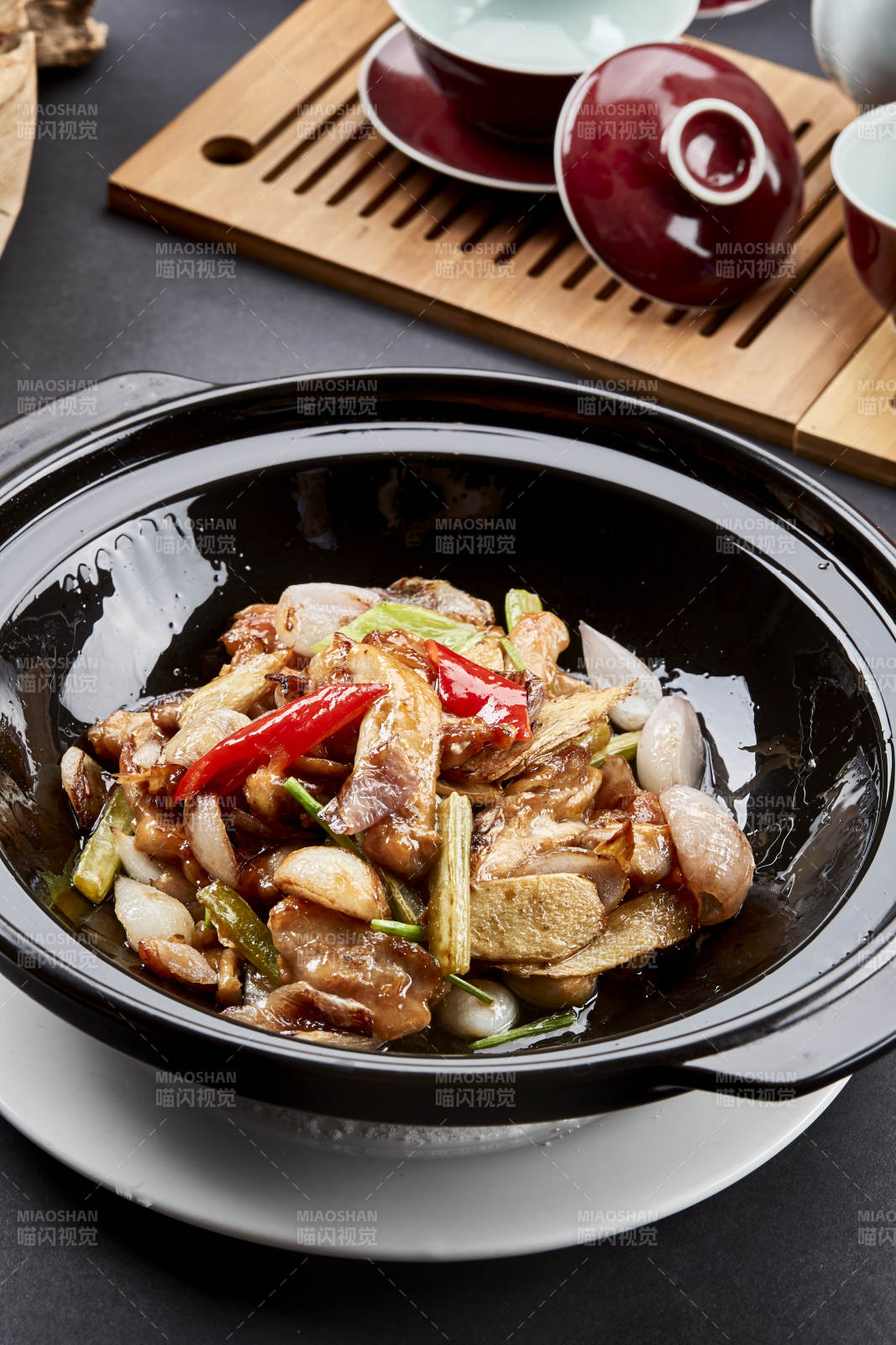 彩椒鲜姜西芹焖猪腹肉