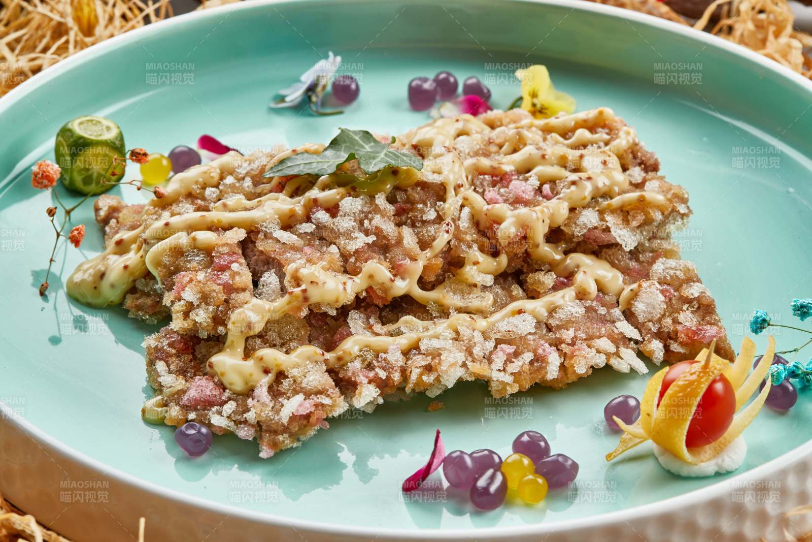 請釉瓷盤裝的油炸和牛牛排配凱撒醬