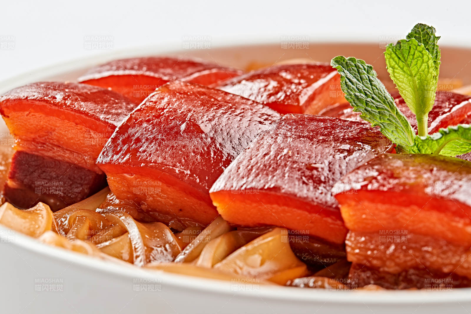 白色瓷盘装的宽粉巧炖红烧肉