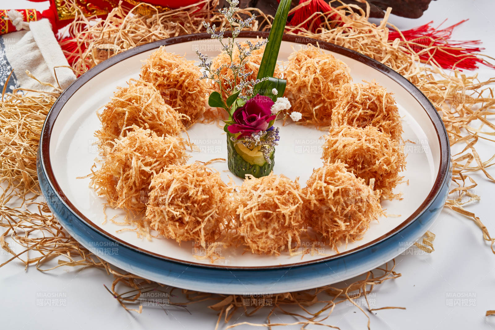 白色瓷盘装的金丝油炸大虾球