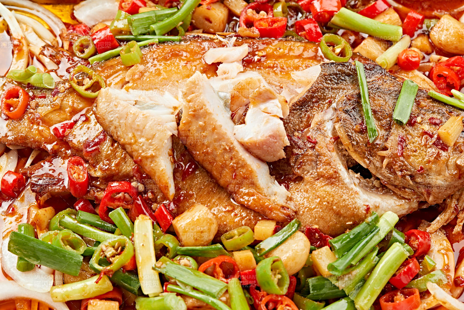 不銹鋼鐵盤裝的安徽名菜臭鱖魚