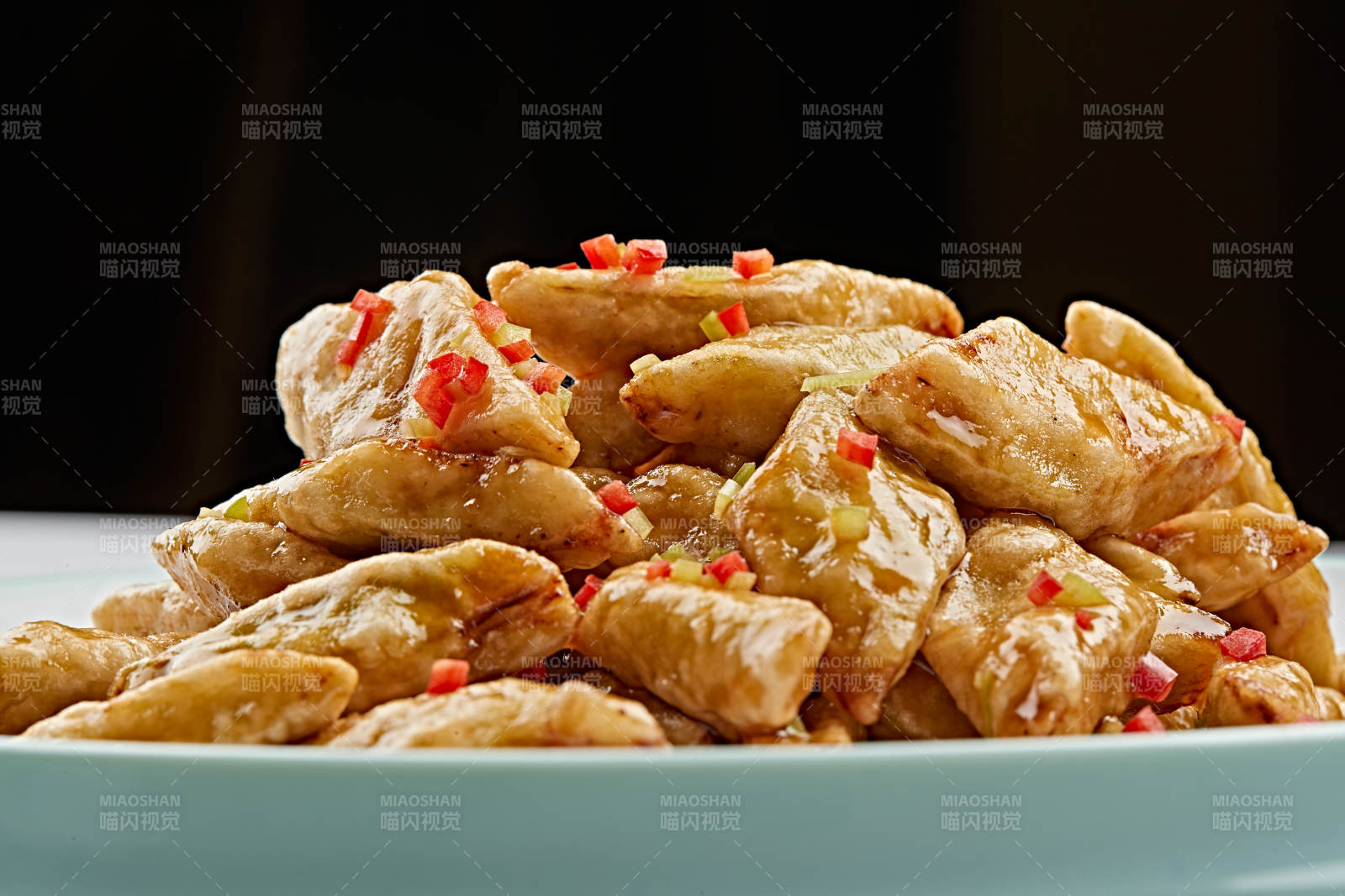 白色瓷盤(pán)裝的油炸茄塊