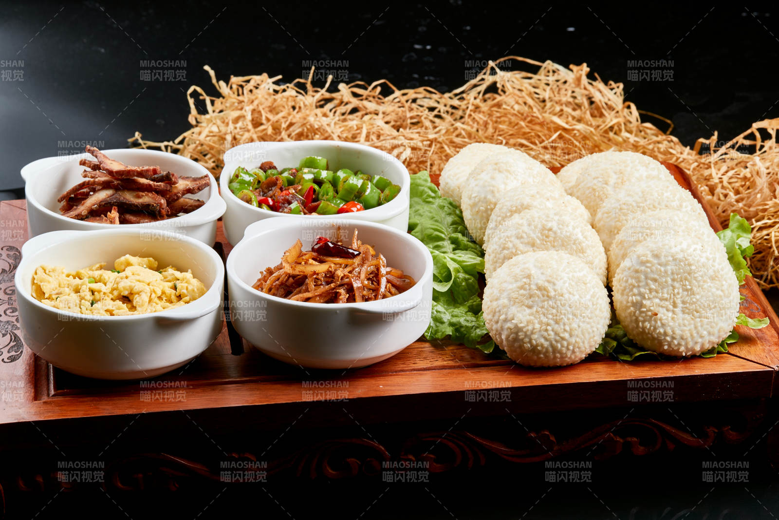 木质餐具上摆放的锅盔四碗香